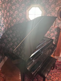 Petite grand piano