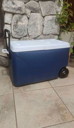 Rubbermaid Large Wheeled Cooler 75 Quarts
