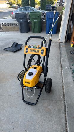 Pressure washer machine. Dewalt $2400 psi. Electric Nuebo y Trabajándo $230 firme