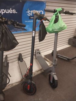 Patineta eléctrico para adultos y adolescentes, con buen desplazarse. Disponible por $250.