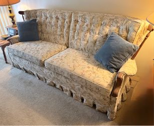 Vintage Floral Sofa – Excellent Condition – Solid Wood Frame