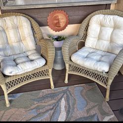 high quality wicker chairs with cushions . 
