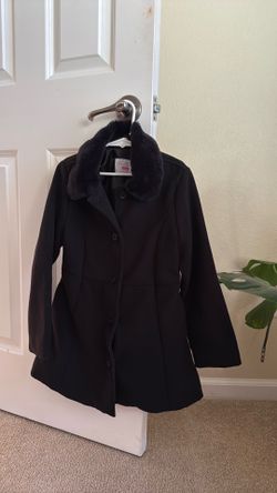 Girls Children’s Place holiday pico with fur collar size/8