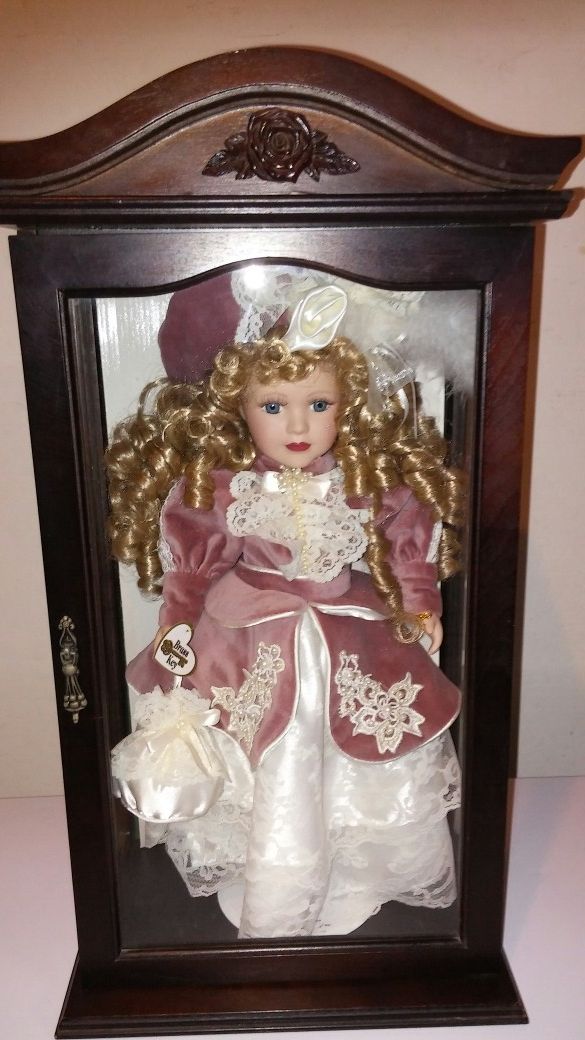 Collector's item Porcelain Doll 1999 Camellia Garden Collection Brass Key Victorian