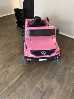 Mercedes For A Little Girls Excellent Condition. Nothing Is Broken. The Only Things That Is A Battery..