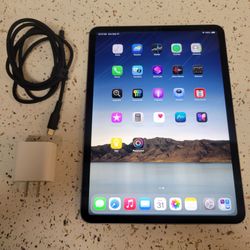 iPad Pro 2022 (11-inch, excellent condition, comes with the charger)