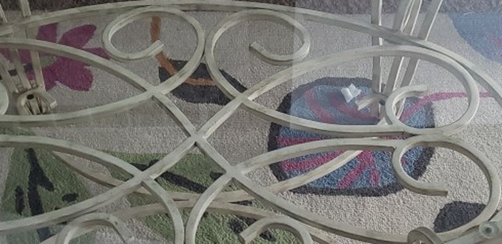 BeUtiful Coffee Table Mint Conditiom