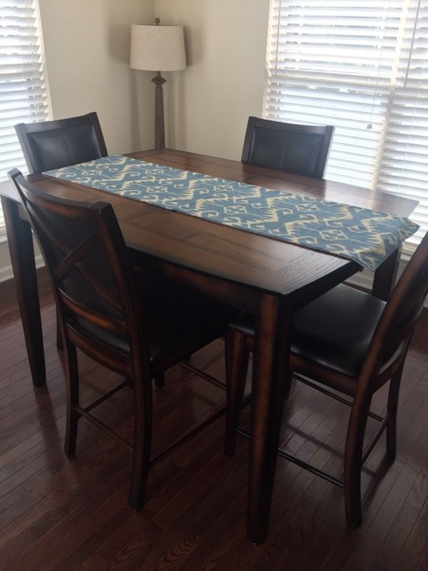 Raymour and Flanigan Denver 5 piece Counter height dining set