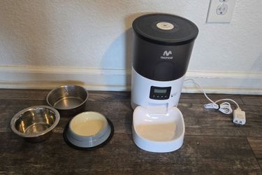 Cat feeder