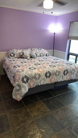Queen Size Bed w/ Box Springs – Clean & Comfortable Setup
