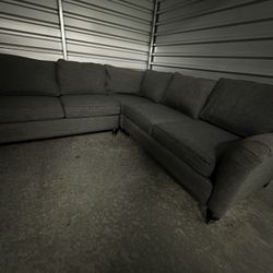LSHAPED COOL GREY FABRIC MODERN SECTIONAL COUCH ((free delivery))🚙🚙🚙