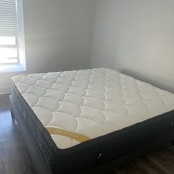 King Size Dreamcloud Premiere Rest + Frame- Like New 