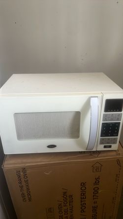 Oster White Countertop Microwave Oven