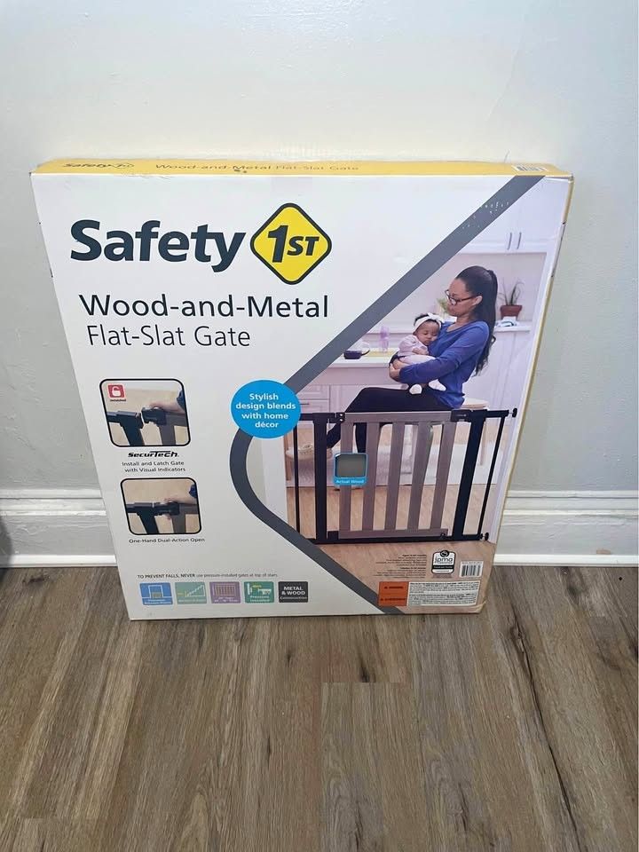 Safety 1st Wood-and-Metal Flat Slat Gate, Grey
