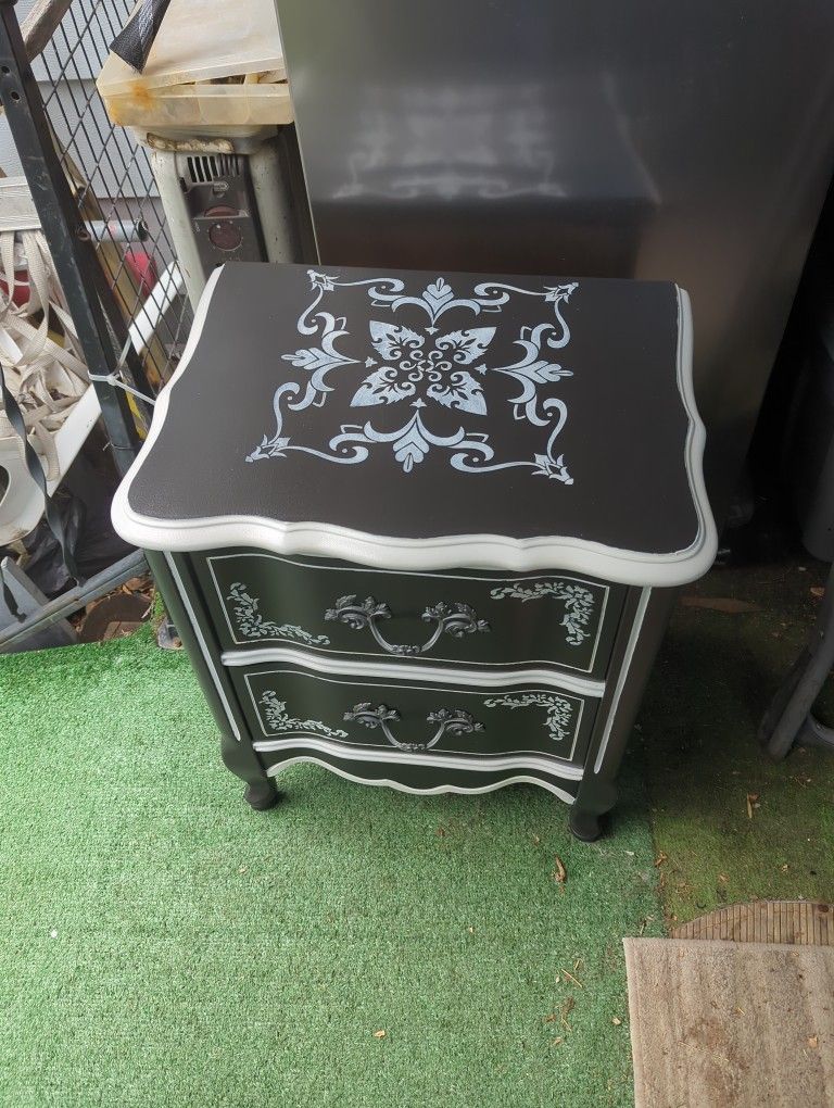 Cute Vintage Black And White Hand Painted End Table
