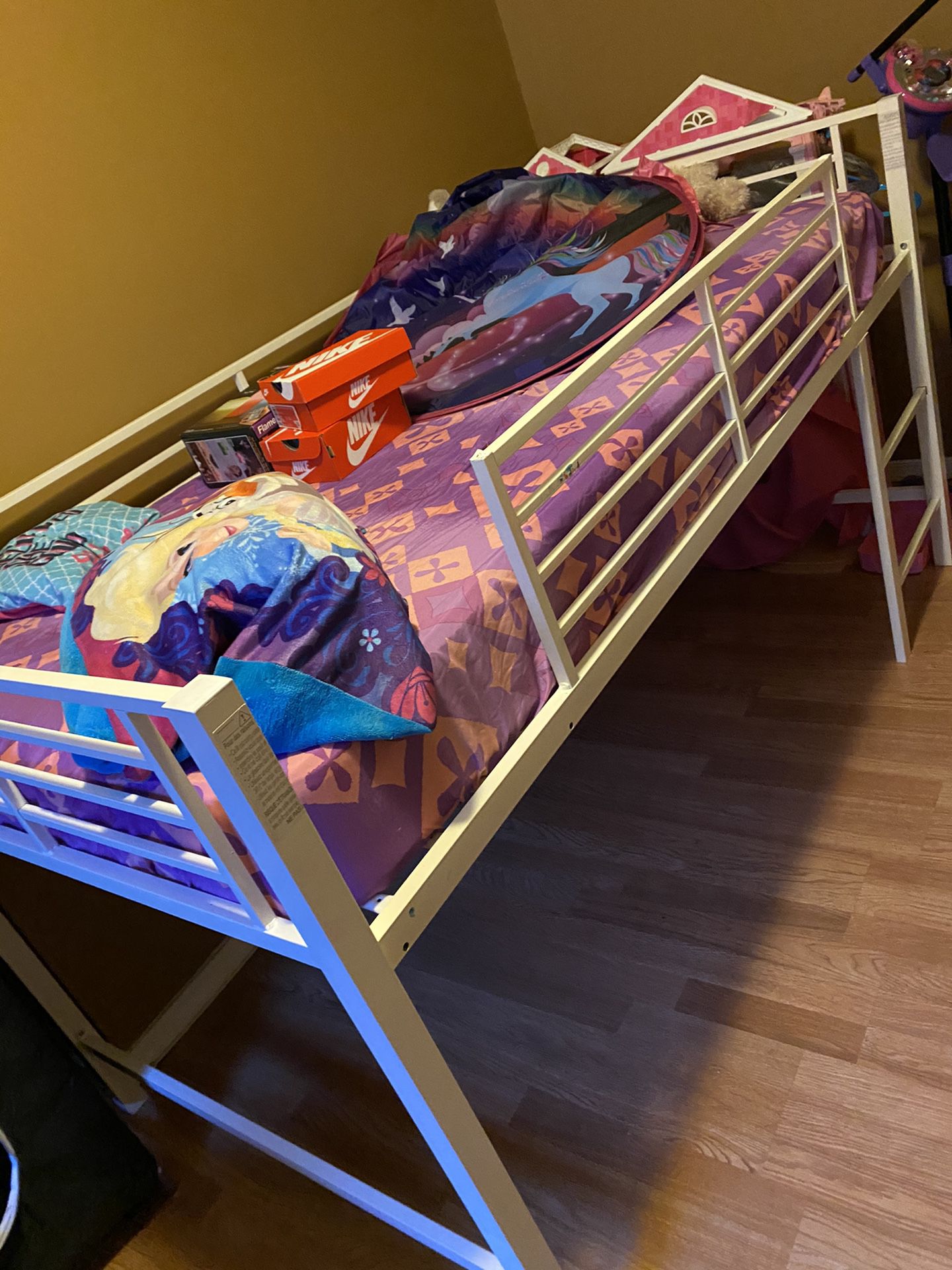 Twin size bed frame (READ DISCRIPTION)