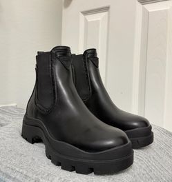 Authentic Guess Platform Chelsea Boots - Size 9M