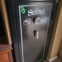 Sentinel Gun Safe/Locker 400lbs. Like New 