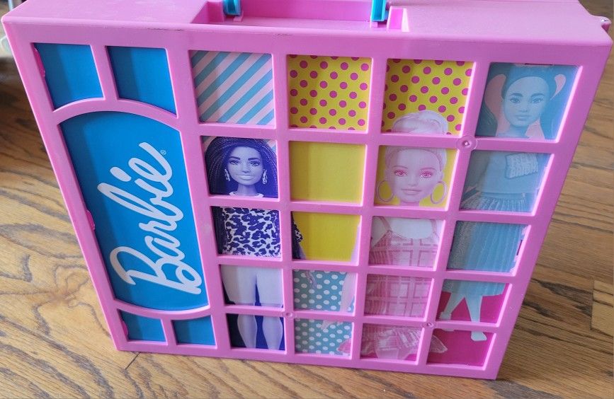 Barbie Traveling Closet With Some Accessories 