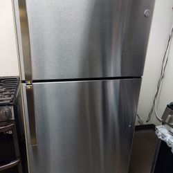 GE 21.9cu.ft Top-Freezer Refrigerator