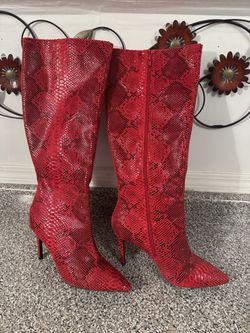 WOMEN’S BEAUTIFUL KNEE-HIGH SNAKE SKIN BOOTS!  SIZE 12M.  USED, IN EXCELLENT CONDITION
