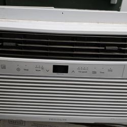 FRIGIDAIRE 8000 BTU AIR CONDITIONER. 