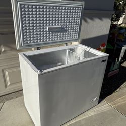 Chest Freezer- Magic chef 
