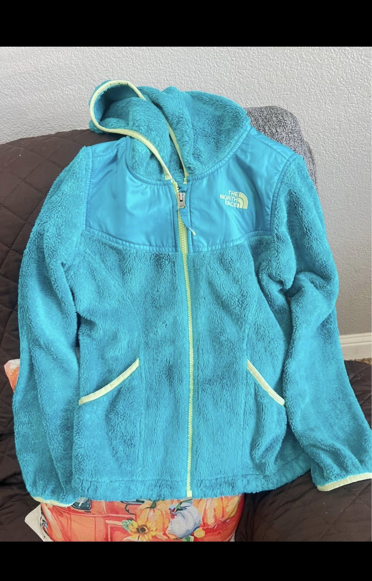 Sueteres para niñas de north face $45 cada una o $120 por las 3