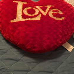  Almohada Grande Love. $8.00