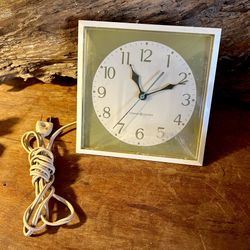 Mid Century General Electric Model 2175 Kitchen Clock