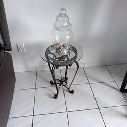 Mesa pequeña de hierro y cristal