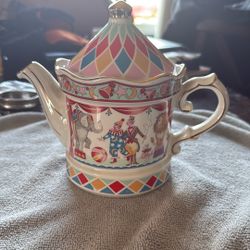 Sadler Circus Tea Pot 