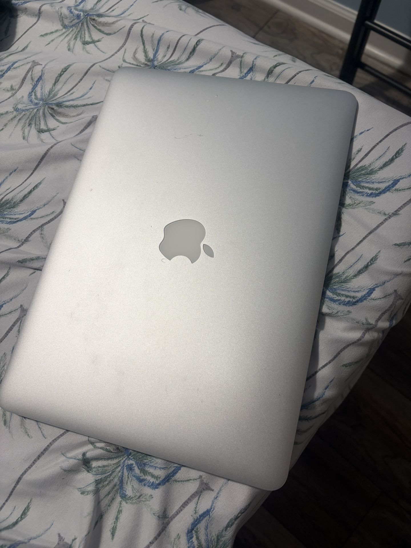 Apple MacBook Air 13 inch (price negotiable)