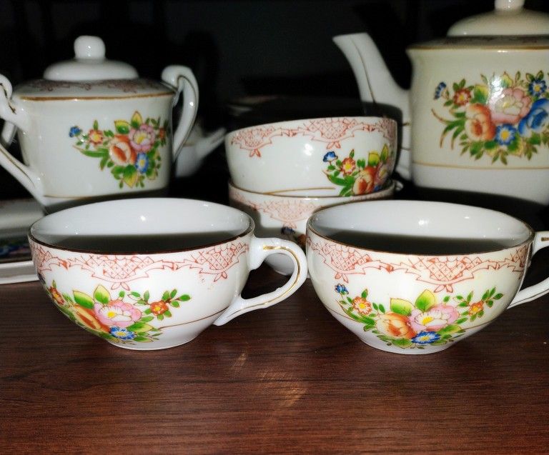 COLLECTIBLE OCCUPIED JAPAN CREAM COLOR W/ FLORAL DESIGN CHILD'S PORCELAIN DISHES