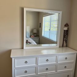 Used Queen Bedroom Set 5 Pieces in a Very Good Condition 