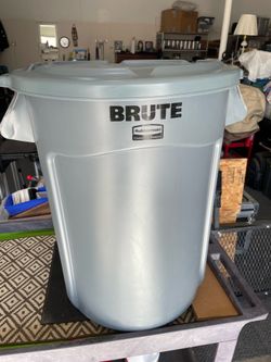 Brute Rubbermaid Trashcan