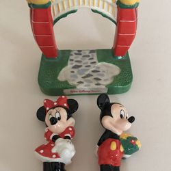 Walt Disney authentic Mickey and Minnie Mouse salt and pepper shaker set
