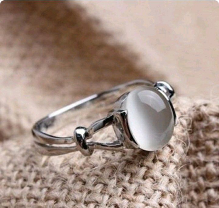 Twilight saga bella's moonstone ring