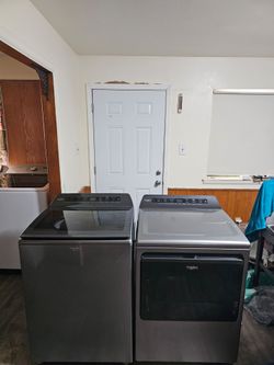 WHIRLPOOL STAINLESS STEEL WASHER AND DRYER SET BOTH ELECTRIC XL CAPACITY 5.0 CU CLEAN AND DESINFECTED DELIVERY AVAILABLE FOR EXTRA FEE