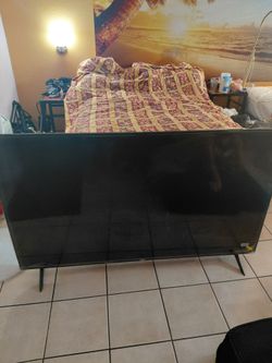 One Roku tv 65" like new