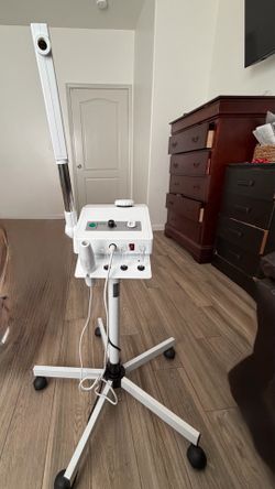 Esthetician steamer with high frequency