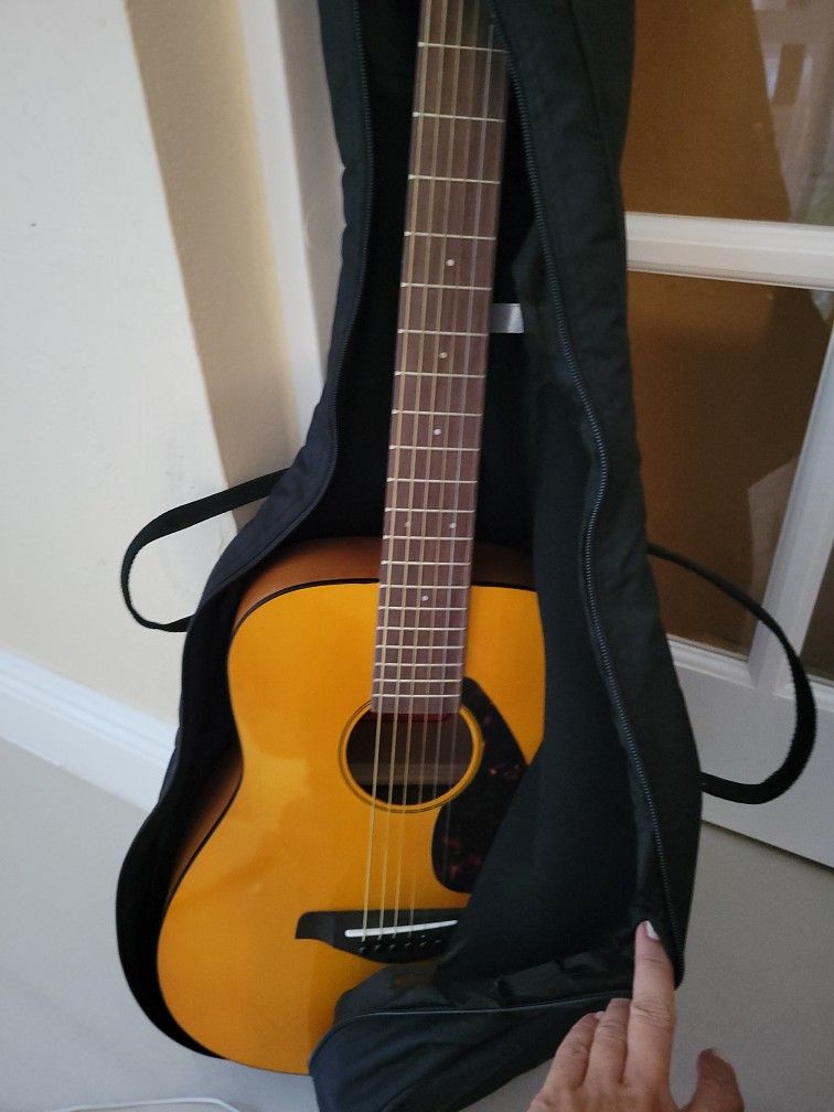 Yamaha Guitar, 3/4 Size. Perfect for kids. Comes With Carry Case 