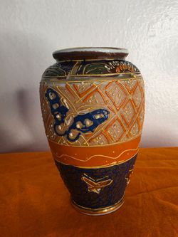 4" Vtg Chikusa Gold Castle Moriage Butterfly Handpaint Porcelain Vase Japan.