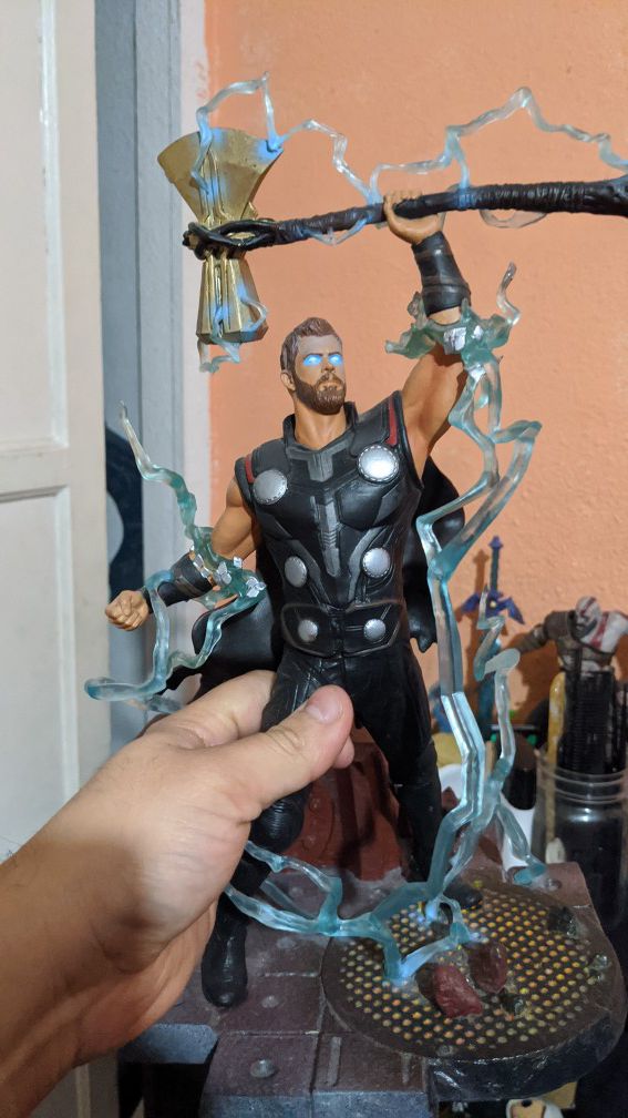 Thor infinity war statue