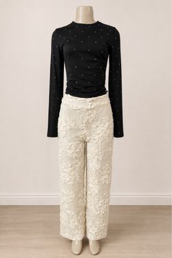 Blusa negra de manga larga con pedrería 🤍 Pantalón crema de pierna ancha con hermosos detalles florales en relieve