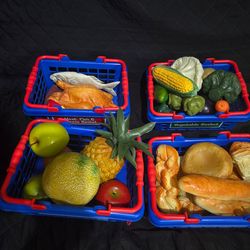 Realistic play food & baskets
