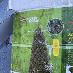 Beautiful Christmas Tree 7 1/2 With Lighs