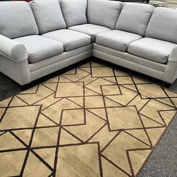 Sectional Couch! Bassett!! Delivery Available 🚚!! Dimensions: 93” x 93” Length x 36” Height x 37” Depth