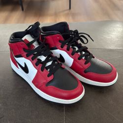 Air Jordan 1 Mid Chicago Toe Black Kids  Size 6Y Model 554725-069.