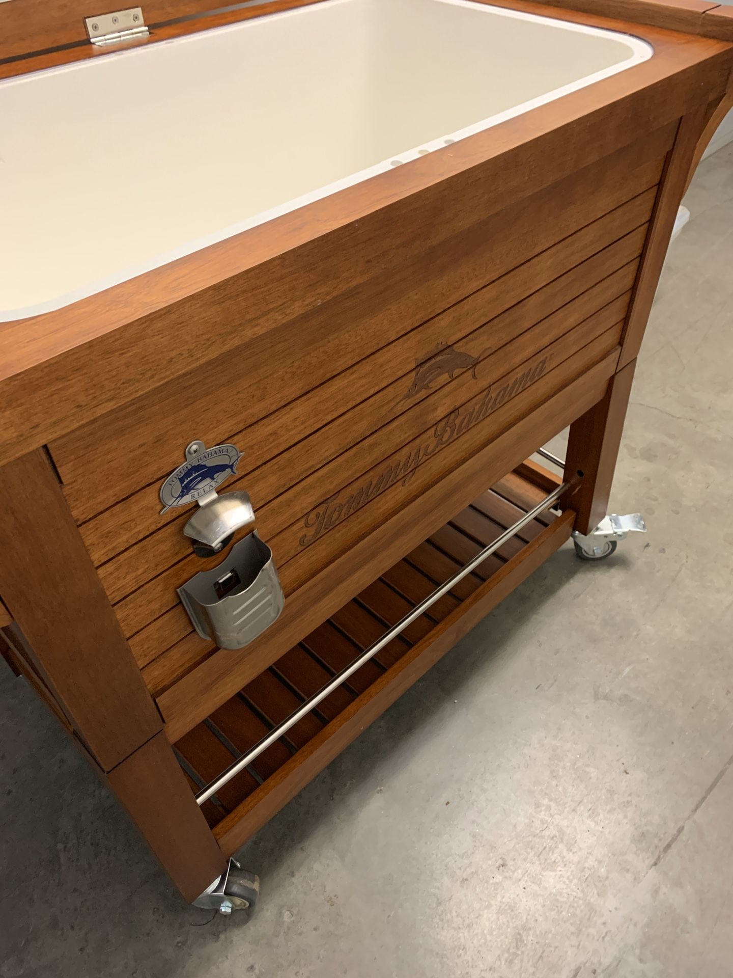 Tommy Bahama Ice Chest on wheels. for Sale in Los Angeles, CA OfferUp